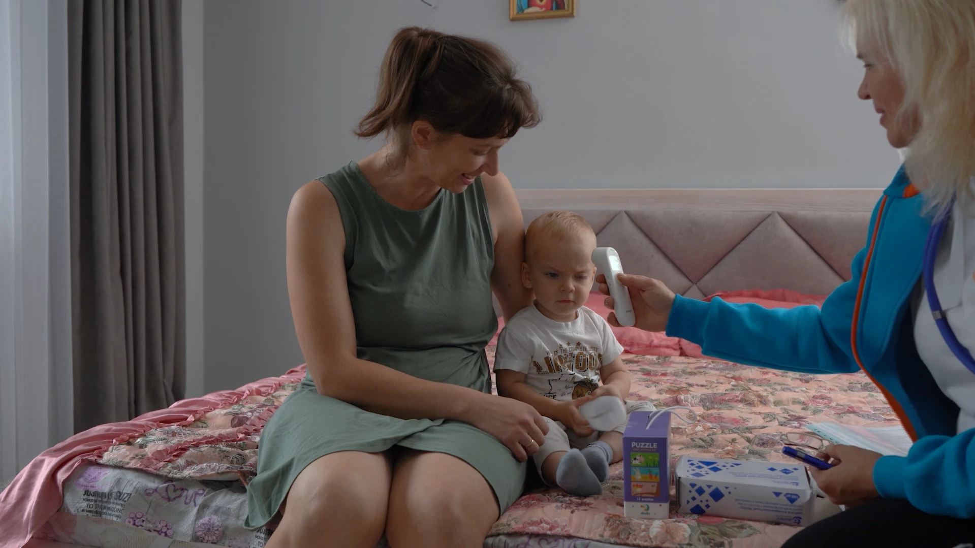 Мама з дитиною та медсестра в одному з репортажів UNICEF